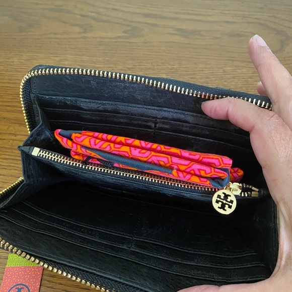 NWT Tory Burch Wallet with gold adornments - Picture 5 of 10